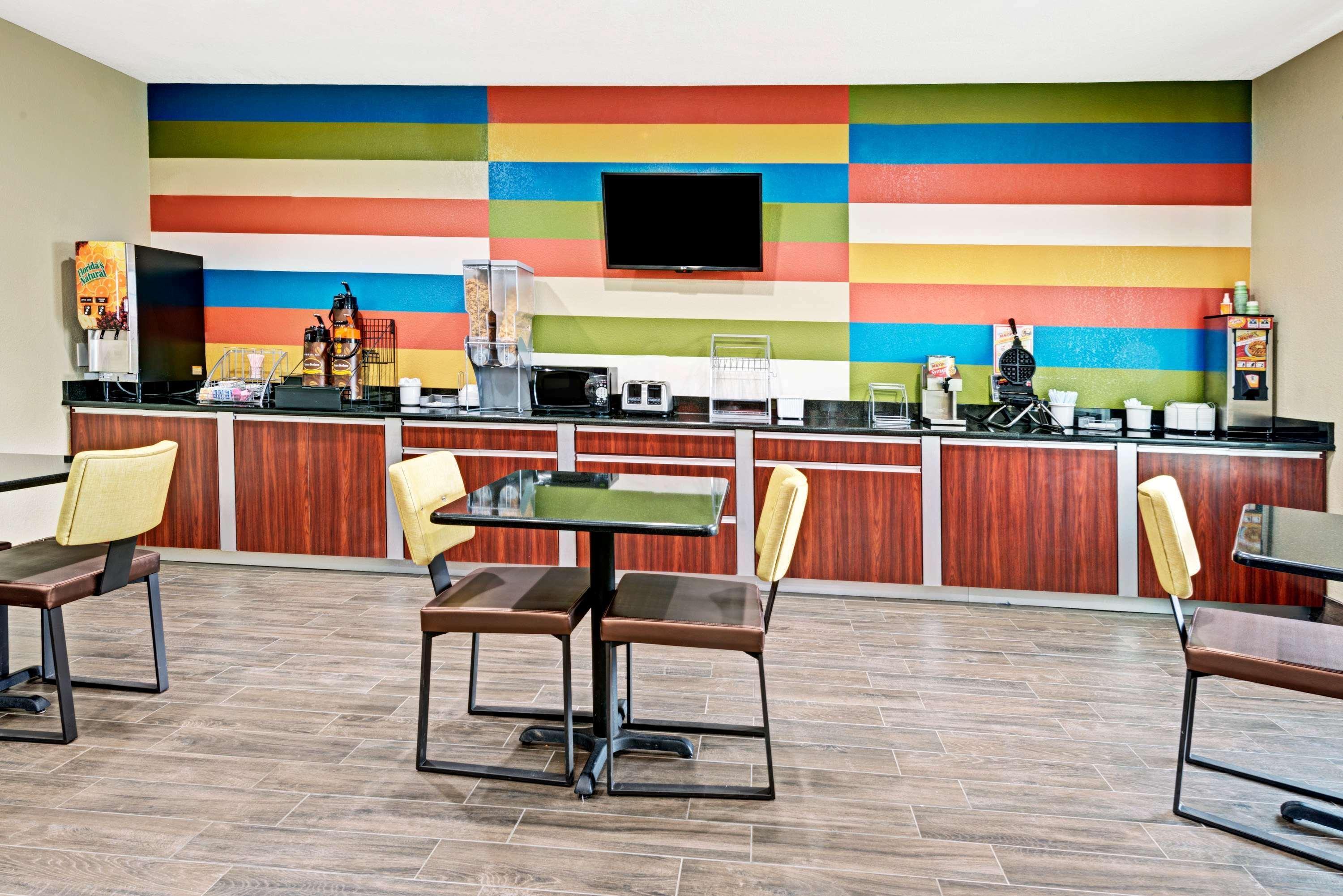 Super 8 By Wyndham San Antonio/Alamodome Area Hotel Buitenkant foto